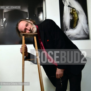 Il fotografo Gerald Bruneau posa davanti alle sue foto, Roma 2016. The photographer Gerald Bruneau posing in front of his works, Rome 2016 ©Monica Cillario/Rosebud2