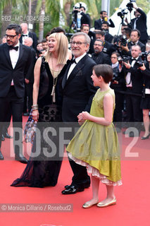 Steven Spielberg con Ruby Barnhill e Kate Capshaw sul red carpet della 69esima edizione del Festival di Cannes, maggio 2016.  Steven Spielberg con Ruby Barnhill e Kate Capshaw on the red caroet of 69th Cannes Film Festival, maggio 2016. ©Monica Cillario/Rosebud2