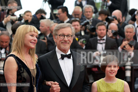 Steven Spielberg con Ruby Barnhill e Kate Capshaw sul red carpet della 69esima edizione del Festival di Cannes, maggio 2016.  Steven Spielberg con Ruby Barnhill e Kate Capshaw on the red carpet of 69th Cannes Film Festival, maggio 2016. ©Monica Cillario/Rosebud2