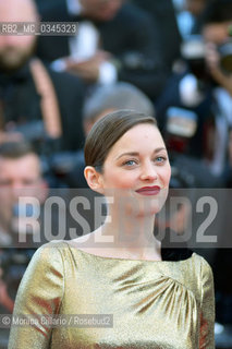 Marion Cotillard sul red carpet della 69esima edizione del Festival del Cinema di Cannes per il film Mal de Pierres (in competizione), maggio 2016. Marion Cotillard on the red carpet at 69th Cannes Annual Festival with the film Mal de Pierres (on competition) ©Monica Cillario/Rosebud2