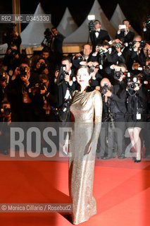 Marion Cotillard sul red carpet della 69esima edizione del Festival del Cinema di Cannes per il film Mal de Pierres (in competizione), maggio 2016. Marion Cotillard on the red carpet at 69th Cannes Annual Festival with the film Mal de Pierres (on competition) ©Monica Cillario/Rosebud2