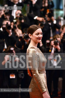 Marion Cotillard sul red carpet della 69esima edizione del Festival del Cinema di Cannes per il film Mal de Pierres (in competizione), maggio 2016. Marion Cotillard on the red carpet at 69th Cannes Annual Festival with the film Mal de Pierres (on competition) ©Monica Cillario/Rosebud2