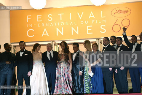 Robert De Niro con il cqst di Hands of Stone sul red cqrpet della 69esima edizione del Festival di Cannes, da sinistra a destra: UsherRaymond IV, Edgar Ramirez, Ana De Armas, Robert De Niro,  Grace Hightower, Roberto Duran,  maggio 2016. Robert De Niro with Hands of Stones cast at 69th Cannes Film Festival, from left to right: UsherRaymond IV, Edgar Ramirez, Ana De Armas, Robert De Niro,  Grace Hightower, Roberto Duran, may 2016 ©Monica Cillario/Rosebud2