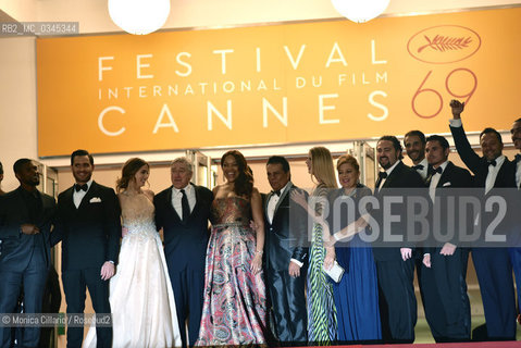 Robert De Niro con il cqst di Hands of Stone sul red cqrpet della 69esima edizione del Festival di Cannes, da sinistra a destra: UsherRaymond IV, Edgar Ramirez, Ana De Armas, Robert De Niro,  Grace Hightower, Roberto Duran,  maggio 2016. Robert De Niro with Hands of Stones cast at 69th Cannes Film Festival, from left to right: UsherRaymond IV, Edgar Ramirez, Ana De Armas, Robert De Niro,  Grace Hightower, Roberto Duran, may 2016 ©Monica Cillario/Rosebud2