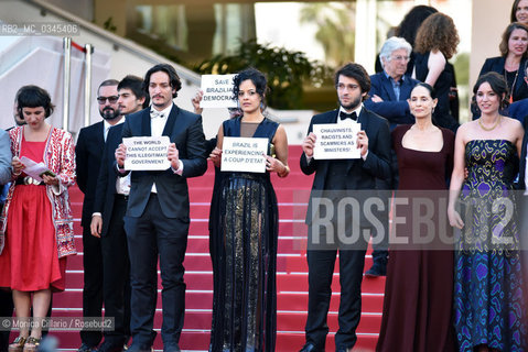 Alcuni ospiti, lattrice Maeve Jinkings, Sonia Braga, la produttrice Emilie Lesclaux, il produttore  Saïd Ben Saïd e lattore Humberto Carrao  intervengono alla prima di Aquarius protestando per un colpo di Stato in Brasile durante la 69esima edizione del Festival del Cinema di Cannes, maggio 2016.  Guests, actress Maeve Jinkings, Sonia Braga, producer Emilie Lesclaux, producer Saïd Ben Saïd, actor Humberto Carrao  attend the Aquarius premiere and denounce a coup took place in Brasil during the 69th annual Cannes Film Festival at the Palais des Festivals on May 17, 2016 ©Monica Cillario/Rosebud2