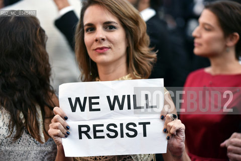 Un ospite denuncia il colpo di Stato in Brasile durante la prima del film Aquarius alla 69esima edizione del Festival del Cinema di Cannes, maggio 2016. A guest denounces a coup took place in Brasil during the 69th annual Cannes Film Festival at the Palais des Festivals on May 17, 2016. ©Monica Cillario/Rosebud2