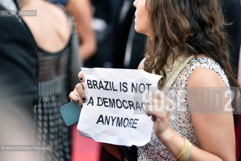 Un ospite denuncia il colpo di Stato in Brasile durante la prima del film Aquarius alla 69esima edizione del Festival del Cinema di Cannes, maggio 2016. A guest denounces a coup took place in Brasil during the 69th annual Cannes Film Festival at the Palais des Festivals on May 17, 2016. ©Monica Cillario/Rosebud2