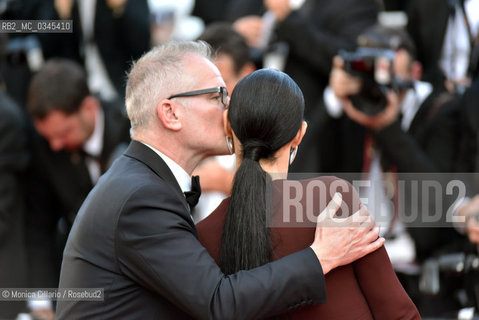 Il direttore del Festival, Thierry Frémaux dà un bacio di solidarietà a Sonia Braga alla prima del film Aquarius alla 69esima edizione del Festival di Cannes, maggio 2016. Festival director Thierry Frémaux  gives a supportive kiss to Sonia Braga during the premiere of Aquarius at 69th Cannes Annual Film Festival, may 2016. ©Monica Cillario/Rosebud2