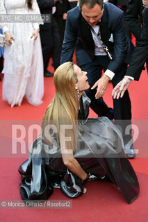 La modella Petra Nemcova, cade sul red carpet alla prima di Julieta alla 69esima edizione del Festival del Cinema di Cannes, maggio 2016. Model Petra Nemcova, falls on the red carpet at the premiere of Julieta at the 69th edition of the Cannes Film Festival, May 2016 ©Monica Cillario/Rosebud2