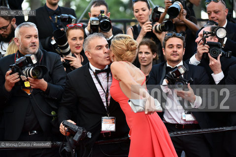 Petra Nemcova bacia uno dei fotografi sul red carpet della 69esima edizione del festival di Cannes durante la premiere di   al Palais des Festivals, maggio 2016. Model Petra Nemcova  kissing a photographer on the red carpet at From The Land Of The Moon (Mal De Pierres) premiere during the 69th annual Cannes Film Festival at the Palais des Festivals on May 15, 2016. ©Monica Cillario/Rosebud2