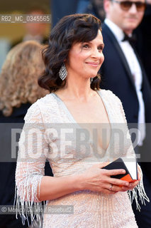 Juliette Binoche sul red carpet del Palais des Festivals per la premiere di The Last Face durante la 69esima edizione del Festival del Cinema di Cannes, maggio 2016.  Juliette Binoche attends The Last Face Premiere during the 69th annual Cannes Film Festival at the Palais des Festivals on May 20, 2016 ©Monica Cillario/Rosebud2