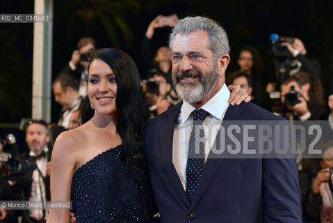 Mel Gibson e la sua compagna  Rosalind Ross alla premiere del film Blood Father al Palais des Festivals durante la 69esima edizione del Festival del Cinema di Cannes, maggio 2016.  Mel Gibson and his girlfriend Rosalind Ross attend the Blood Father Premiere during the 69th annual Cannes Film Festival at the Palais des Festivals on May 21, 2016 ©Monica Cillario/Rosebud2