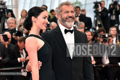 Rosalind Ross e Mel Gibson sul red carpet del Palais des Festivals per la cerimonia di chiusura della 69esima edizione del Festival del Cinema di cannes, maggio 2016.  Rosalind Ross and Mel Gibson attend the closing ceremony of the 69th annual Cannes Film Festival at the Palais des Festivals on May 22, 2016 ©Monica Cillario/Rosebud2