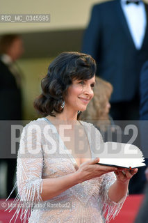 Juliette Binoche sul red carpet del Palais des Festivals per la premiere di The Last Face durante la 69esima edizione del Festival del Cinema di Cannes, maggio 2016.  Juliette Binoche attends The Last Face Premiere during the 69th annual Cannes Film Festival at the Palais des Festivals on May 20, 2016 ©Monica Cillario/Rosebud2