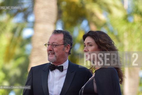 Jean Reno e la  modella  Zofia Borucka sul red carpet del Palais des Festivals per la premiere di The Last Face durante la 69esima edizione del Festival del Cinema di Cannes, maggio 2016. Actor Jean Reno and model Zofia Borucka attend the The Last Face premiere during the 69th annual Cannes Film Festival at the Palais des Festivals on May 20, 2016 in Cannes ©Monica Cillario/Rosebud2