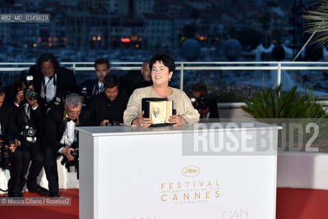 Jaclyn Jose posa al photocall dei vincitori dopo aver vinto la palma doro della 69esima edizione del Festival del Cinema di Cannes come miglior attrice con il film MaRosa, maggio 2016. Jaclyn Jose poses after being awarded the Best Actress prize for the movie MaRosa during the Palme DOr Winner Photocall during the 69th annual Cannes Film Festival at the Palais des Festivals on May 22, 2016 ©Monica Cillario/Rosebud2