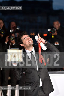 Lattore iraniano Shahab Hosseini al photocall dei vincitori della 69esima edizione del Festival del Cinema di Cannes; Hosseini ha vinto la palma doro come miglio attore con il film The Salesman, maggio 2016. Iranian actor Shahab Hosseini poses with the award for Best Actor for the movie The Salesman at the Palme DOr Winner Photocall during the 69th annual Cannes Film Festival at the Palais des Festivals on May 22, 2016 ©Monica Cillario/Rosebud2