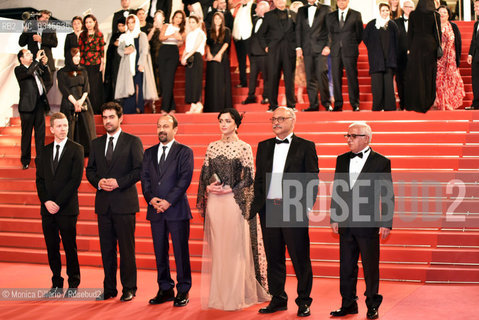 il cast del film Tha Salesman sul red carpet della 69Esima edizione del Festival del Cinema di Cannes, da sinistra a destra: Alexandre Mallet-Guy, Asghar Farhadi,  Shahab Hosseini, Taraneh Alidoosti, Babak Karimi, maggio 2016. Producer Alexandre Mallet-Guy, director Asghar Farhadi, actor Shahab Hosseini, actress Taraneh Alidoosti and actor Babak Karimi attend The Salesman (Forushande) Premiere during the 69th annual Cannes Film Festival at the Palais des Festivals on May 21, 2016 ©Monica Cillario/Rosebud2