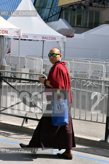 Il Festival di Cannes attira ogni genere di persone da tutti gli angoli della terra, questanno cera anche un monaco tibetano ©Monica Cillario/Rosebud2