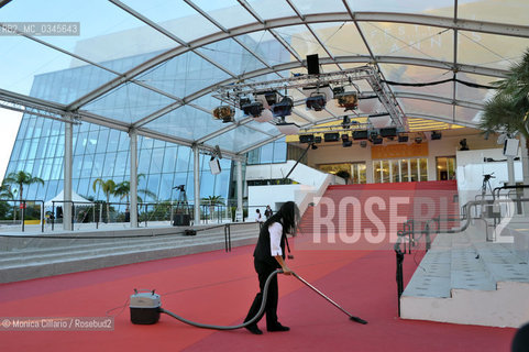 Il festival è un ingranaggio perfetto, una macchina ben oliata dove ognuno ha un compito ben preciso da seguire; alla fine di ogni red carpet, gli inservienti passano laspirapolvere... in fondo, quello rosso è un vero e proprio tappeto e necessita di unaspirapolvere. ©Monica Cillario/Rosebud2