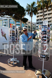 Il festival di Cannes produce un enorme indotto, di tutti i tipi. Questo signore è in società con uno dei fotografi del red carpet: lamico scatta le foto dei divi, lui le vende a 5 euro luna sulla Croisette e poi dividono i guadagni ©Monica Cillario/Rosebud2