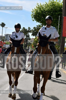 Questanno cera il timore di attentati al  Festival di Cannes, viste le stragi di Parigi e di Bruxelles; i controlli erano maniacali e il dispiegamento di forze di polizia era notevole  ed sul campo era impiegate sia le unità cinofile che la polizia a cavallo. ©Monica Cillario/Rosebud2