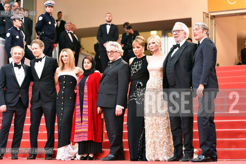 I membri della giuria Arnaud Desplechin, Laszlo Nemes, Vanessa Paradis, Katayoon Shahabi, Valeria Golino, George Miller, Kirsten Dunst, Donald Sutherland e Mads Mikkelsen  al Palais des Festivals per la cerimonia di chiusura della 69esima edizione del Festival del Cinema di Cannes, maggio 2016. Jury members Arnaud Desplechin, Laszlo Nemes, Vanessa Paradis, Katayoon Shahabi, Valeria Golino, George Miller, Kirsten Dunst, Donald Sutherland and Mads Mikkelsen attend the Closing Ceremony of the 69th annual Cannes Film Festival at the Palais des Festivals on May 22, 2016 ©Monica Cillario/Rosebud2