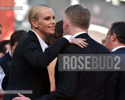 Charlize Theron  abbraccia Jared Harris alla premiere di The Last Face durante la 69esima edizione del Festival del Cinema di Cannes, maggio 2016.  Actress Charlize Theron embraces  actor Jared Harris at The Last face  premiere during 69th Cannes Annual Film Festival, may 2016. ©Monica Cillario/Rosebud2