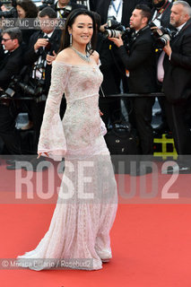 Lattrice cinese Gong Li posa alla cerimonia inaugurale della 69esima edizione del Festival del Cinema di Cannes, maggio 2016. Chinese actress Gong Li poses as she arrives on May 11, 2016 for the opening ceremony of the 69th Cannes Film Festival in Cannes. ©Monica Cillario/Rosebud2