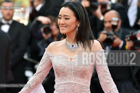 Lattrice cinese Gong Li posa alla cerimonia inaugurale della 69esima edizione del Festival del Cinema di Cannes, maggio 2016. Chinese actress Gong Li poses as she arrives on May 11, 2016 for the opening ceremony of the 69th Cannes Film Festival in Cannes. ©Monica Cillario/Rosebud2