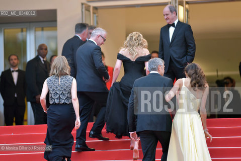 Julia Roberts sale  scalza sul red carpet del Palais des Festivals alla premiere del film The Money Monster durante la 69esima edizione del Festival del Cinema di Cannes, maggio 2016. alla  Actress Julia Roberts sinks her toes into the plush red carpet  at the Money Monster premiere during the 69th annual Cannes Film Festival at the Palais des Festivals on May 12, 2016 in Cannes. ©Monica Cillario/Rosebud2