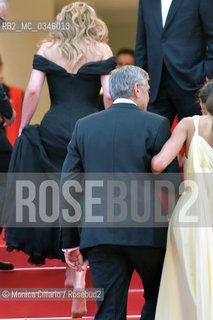 Julia Roberts sale  scalza sul red carpet del Palais des Festivals alla premiere del film The Money Monster durante la 69esima edizione del Festival del Cinema di Cannes, maggio 2016. alla  Actress Julia Roberts sinks her toes into the plush red carpet  at the Money Monster premiere during the 69th annual Cannes Film Festival at the Palais des Festivals on May 12, 2016 in Cannes. ©Monica Cillario/Rosebud2