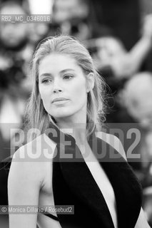 La modella  Doutzen Kroes sul red carpet del Palais des Festivalsper la premiere del film Café Society per la serata di apertura della 69esima edizione del Festival del Cinema di Cannes, maggio 2016. Model Doutzen Kroes attends the Cafe Society premiere and the Opening Night Gala during the 69th annual Cannes Film Festival at the Palais des Festivals, on May 2016. ©Monica Cillario/Rosebud2