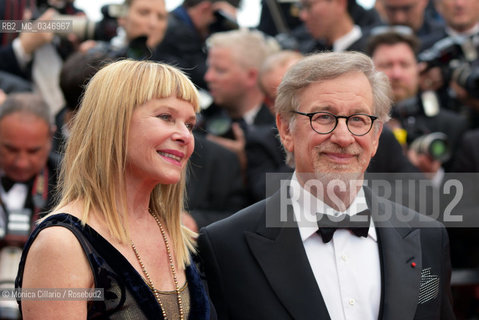 Steven Spielberg con Kate Capshaw sul red carpet della 69esima edizione del Festival di Cannes, maggio 2016.  Steven Spielberg con Ruby Barnhill e Kate Capshaw on the red carpet of 69th Cannes Film Festival, maggio 2016. ©Monica Cillario/Rosebud2