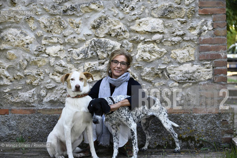 Sandra Petrigani, ritratta nella sua casa di campagna; il suo libro La scrittrice abita qui  è appena uscito in edizione tascabile edito da BEAT.  Sandra Petrignani sta lavorando a La Corsara, un libro su Natalia Ginzburg che uscirà prossimamente per i tipi di Neri Pozza. Amelia, settembre 2016. 
Writer Sandra Petrigani, portrayed at her country house; her book The writer lives here is just out in paperback, published by BEAT.  Sandra Petrignani is currently working on La corsara,  a book about Natalia Ginzburg, due out soon for the types of Neri Pozza. 
Amelia, September 2016 ©Monica Cillario/Rosebud2