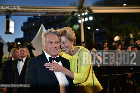 Dustin Hoffman e Emma Thompson alla fine della premier del film The Meyerowitz Stories, durante il 70° Festival del Cinema di Cannes; Cannes, 21 maggio 2017. Actors Dustin Hoffman and Emma Thompson depart the The Meyerowitz Stories screening during the 70th annual Cannes Film Festival at Palais des Festivals on May 21, 2017 in Cannes ©Monica Cillario/Rosebud2