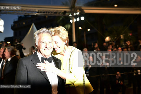 Dustin Hoffman e Emma Thompson alla fine della premier del film The Meyerowitz Stories, durante il 70° Festival del Cinema di Cannes; Cannes, 21 maggio 2017. Actors Dustin Hoffman and Emma Thompson depart the The Meyerowitz Stories screening during the 70th annual Cannes Film Festival at Palais des Festivals on May 21, 2017 in Cannes ©Monica Cillario/Rosebud2