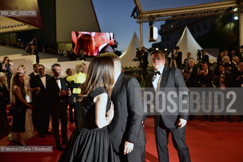 Il bacio fra Dustin Hoffman e la moglie Lisa Hoffman al termine della prima del film  The Meyerowitz Stories durante il 70° Festival del Cinema di Cannes; Cannes, 21 maggio 2017. Dustin Hoffman and Lisa Hoffman kiss, at depart of  the The Meyerowitz Stories screening during the 70th annual Cannes Film Festival at Palais des Festivals on May 21, 2017 in Cannes. ©Monica Cillario/Rosebud2