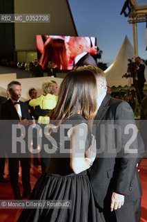 Il bacio fra Dustin Hoffman e la moglie Lisa Hoffman al termine della prima del film The Meyerowitz Stories durante il 70° Festival del Cinema di Cannes; Cannes, 21 maggio 2017. Dustin Hoffman and Lisa Hoffman kiss, at depart of the The Meyerowitz Stories screening during the 70th annual Cannes Film Festival at Palais des Festivals on May 21, 2017 in Cannes. ©Monica Cillario/Rosebud2