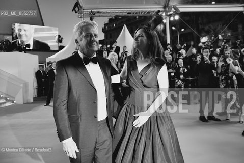 Dustin Hoffman e Lisa Hoffman alla fine della premier di The Meyerowitz Stories, durante il 70° Festival del Cinema di cannes; Cannes, 21 Maggio 2017. Dustin Hoffman and Lisa Hoffman depart the The Meyerowitz Stories screening during the 70th annual Cannes Film Festival at Palais des Festivals on May 21, 2017 in Cannes ©Monica Cillario/Rosebud2