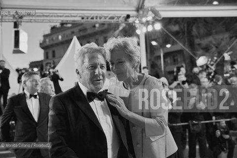 Dustin Hoffman e Emma Thompson alla fine della premier del film The Meyerowitz Stories, durante il 70° Festival del Cinema di Cannes; Cannes, 21 maggio 2017. Actors Dustin Hoffman and Emma Thompson depart the The Meyerowitz Stories screening during the 70th annual Cannes Film Festival at Palais des Festivals on May 21, 2017 in Cannes ©Monica Cillario/Rosebud2