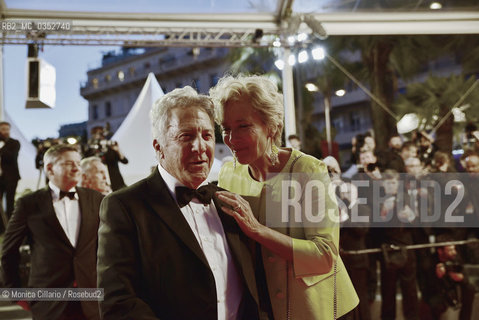 Dustin Hoffman e Emma Thompson alla fine della premier del film The Meyerowitz Stories, durante il 70° Festival del Cinema di Cannes; Cannes, 21 maggio 2017. Actors Dustin Hoffman and Emma Thompson depart the The Meyerowitz Stories screening during the 70th annual Cannes Film Festival at Palais des Festivals on May 21, 2017 in Cannes ©Monica Cillario/Rosebud2