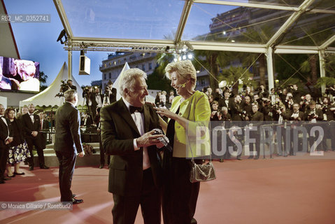 Dustin Hoffman e Emma Thompson alla fine della premier del film The Meyerowitz Stories, durante il 70° Festival del Cinema di Cannes; Cannes, 21 maggio 2017. Actors Dustin Hoffman and Emma Thompson depart the The Meyerowitz Stories screening during the 70th annual Cannes Film Festival at Palais des Festivals on May 21, 2017 in Cannes ©Monica Cillario/Rosebud2