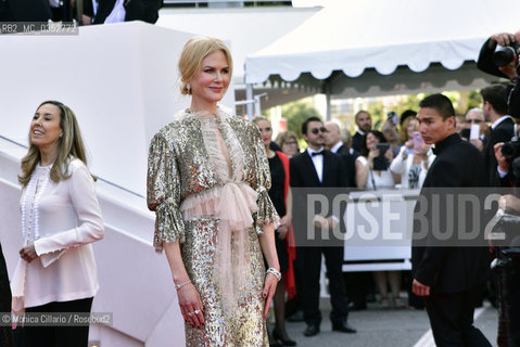 Nicole Kidman lascia il Palazzo del Festival dopo la proiezione di How to talk to Girls at Parties durante il 70° Festival del Cinema di Cannes; Cannes, 21 maggio 2017. Australian actress Nicole Kidman leaves the Festival Palace on May 21, 2017 following the screening of the film How to talk to Girls at Parties at the 70th edition of the Cannes Film Festival in Cannes. ©Monica Cillario/Rosebud2