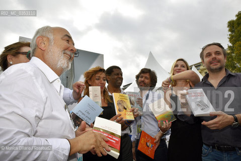 Alcuni scrittori del Festival del Libro di Nizza posano per il fotografo: Gérard Jugnot, Paule Constant, Barbara Israel, Didier van Cauwelaert, Romain Sardou; Nizza, 2 giugno 2017.  Des écrivains du Festival du livre de Nice pose pour le photographe: Gérard Jugnot, Paule Constant, Barbara Israel, Didier van Cauwelaert, Romain Sardou; Nice,  2 Juin, 2017. Some writers of the Nice Book Festival pose for the photographer: Gérard Jugnot, Paule Constant, Barbara Israel, Didier van Cauwelaert, Romain Sardou; Nice, June 2, 2017. ©Monica Cillario/Rosebud2