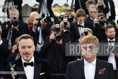 La pop star inglese Elton John  e il marito David Furnish sul red carpet per la prima del film Rocketman durante il 72° Festival del Cinema di Cannes; Cannes, 16 maggio 2019 Sir Elton John and his husband David Furnish  attend at screening of Rocketman during 72nd Annual Cannes Film Festival; in Cannes, May 16, 2019