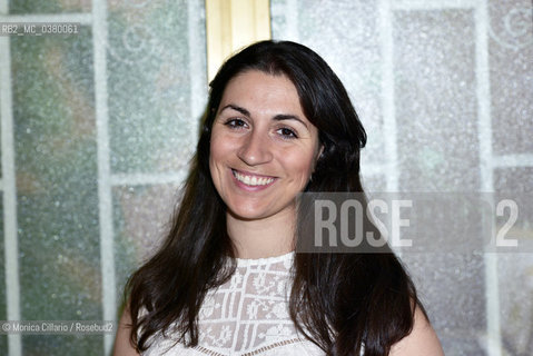 La scrittrice Francesca Diotallevi fotografata a Roma, alla libreriaI Trapezisti.  Tra le sue opere ricordiamo:  Le stanze buie (Mursia, 2013), Amedeo, je t’aime (Mondadori Electa, 2015),  Dentro soffia il vento (Neri Pozza, 2016), vincitore della seconda edizione del Premio Neri Pozza sezione giovani .  Con Dai tuoi occhi solamente (Neri Pozza, 2018), romanzo liberamente ispirato alla vita della bambinaia-fotografa Vivian Maier, la Diotallevi è fra i candidati al Premio Zocca giovani 2019 e al Premio Manzoni 2019. Roma, 2 Luglio 2019.
The writer Francesca Diotallevi photographed in Rome, at the I Trapezisti bookstore. Her works include: Le stanze buie (Mursia, 2013), Amedeo, je taime (Mondadori Electa, 2015), Inside the wind (Neri Pozza, 2016), winner of the second edition of Neri Pozza Award young section. With Dai tuo occhi solo (Neri Pozza, 2018), a novel loosely based on the life of the nanny-photographer Vivian Maier, Diotallevi is among the candidates for the Zocca Award for 2019 and the Premio Manzoni 2019. Rome, 2 July 2019.
Lécrivain Francesca Diotallevi  photographié à Rome, à la librairie I Trapezisti. Francesca Diotallevi est lauteur de Le stanze buie (Mursia, 2013), Amedeo, je taime (Mondadori Electa, 2015), Dans le vent (Neri Pozza, 2016), lauréat de la deuxième édition. du prix de la section jeunesse de Neri Pozza. Avec Dai tuo occhi solo (Neri Pozza, 2018), un roman basé sur la vie de la photographe-nourrice Vivian Maier, Diotallevi fait partie des candidats au Zocca Award 2019 et au Premio Manzoni 2019. Rome, 2 juillet 2019.

