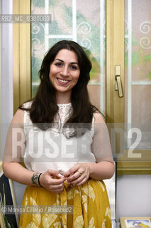 La scrittrice Francesca Diotallevi fotografata a Roma, alla libreriaI Trapezisti.  Tra le sue opere ricordiamo:  Le stanze buie (Mursia, 2013), Amedeo, je t’aime (Mondadori Electa, 2015),  Dentro soffia il vento (Neri Pozza, 2016), vincitore della seconda edizione del Premio Neri Pozza sezione giovani .  Con Dai tuoi occhi solamente (Neri Pozza, 2018), romanzo liberamente ispirato alla vita della bambinaia-fotografa Vivian Maier, la Diotallevi è fra i candidati al Premio Zocca giovani 2019 e al Premio Manzoni 2019. Roma, 2 Luglio 2019.
The writer Francesca Diotallevi photographed in Rome, at the I Trapezisti bookstore. Her works include: Le stanze buie (Mursia, 2013), Amedeo, je taime (Mondadori Electa, 2015), Inside the wind (Neri Pozza, 2016), winner of the second edition of Neri Pozza Award young section. With Dai tuo occhi solo (Neri Pozza, 2018), a novel loosely based on the life of the nanny-photographer Vivian Maier, Diotallevi is among the candidates for the Zocca Award for 2019 and the Premio Manzoni 2019. Rome, 2 July 2019.
Lécrivain Francesca Diotallevi  photographié à Rome, à la librairie I Trapezisti. Francesca Diotallevi est lauteur de Le stanze buie (Mursia, 2013), Amedeo, je taime (Mondadori Electa, 2015), Dans le vent (Neri Pozza, 2016), lauréat de la deuxième édition. du prix de la section jeunesse de Neri Pozza. Avec Dai tuo occhi solo (Neri Pozza, 2018), un roman basé sur la vie de la photographe-nourrice Vivian Maier, Diotallevi fait partie des candidats au Zocca Award 2019 et au Premio Manzoni 2019. Rome, 2 juillet 2019.

