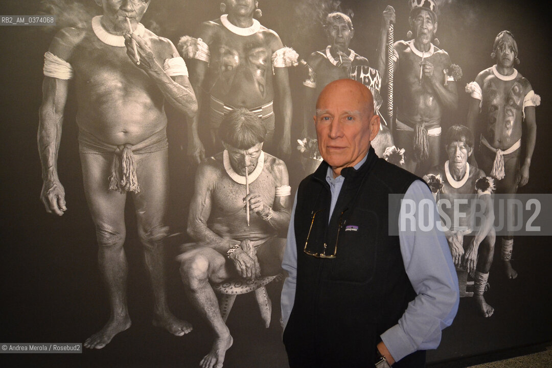 Il foto documentarista brasiliano Sebastiao Salgado posa davanti ad una gigantografia di una sua opera, in anteprima alla presentazione del suo ultimo lavoro, Genesis, un omaggio alla natura costato otto anni di ricerche nei cinque continenti. La mostra è stata ospitata nella Casa dei Tre Oci, alla Giudecca, sede espositiva della Fondazione Civita Tre Venezie, Venezia 30 gennaio 2014. © ANDREA MEROLA.The Brazilian documentary photographer Sebastiao Salgado poses in front of a gigantograph of one of his works, a preview of the presentation of his latest work, Genesis, a tribute to nature that has cost eight years of research on the five continents. The exhibition was hosted in the Casa dei Tre Oci, at the Giudecca, the exhibition venue of the Tre Venezie Civita Foundation, Venice, 30 January 2014.  ©Andrea Merola/Rosebud2