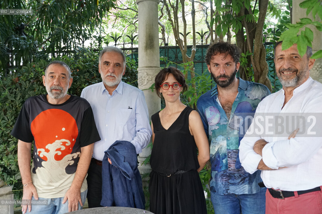 Foto di gruppo per i cinque autori finalisti alla 62° edizione del premio letterario Campiello, in una pausa dell’Incontro con gli Autori finalisti all’hotel Ausonia: da sx a dx: Emanuele Trevi ( “La Casa del Mago” , Ponte delle Grazie), Michele Mari ( “Locus Desperatus”, Einaudi), Federica Manzon ( “Alma”, Feltrinelli), Vanni Santoni ( “Dilaga ovunque”, Laterza), Antonio Franchini ( “Il fuoco che ti porti dentro”, Marsilio), Venezia 28 luglio 2024. ©Andrea Merola/Rosebud2